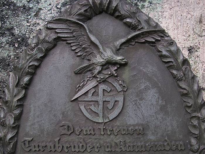 Gedenktafel stimmt nachdenklich